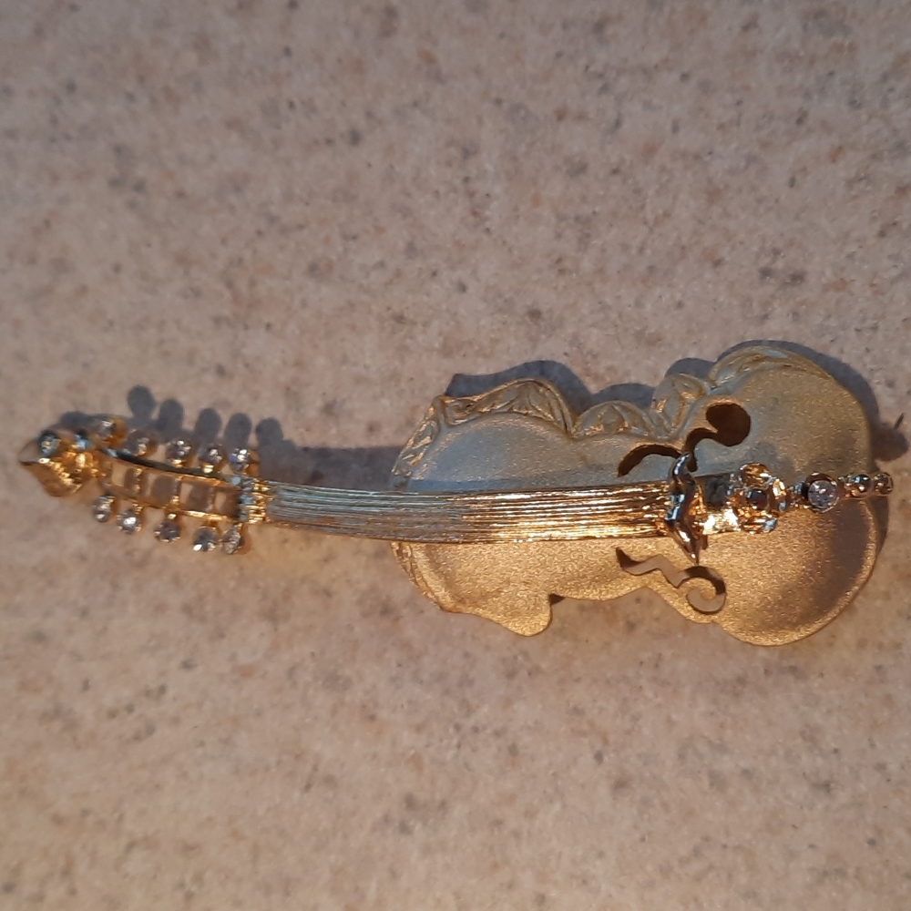 Tona instrument brooch